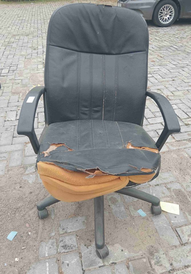 (Qty: 1)   - Swivel Chair