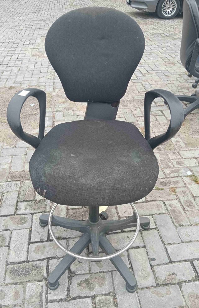 (Qty: 1)   - Swivel Chair