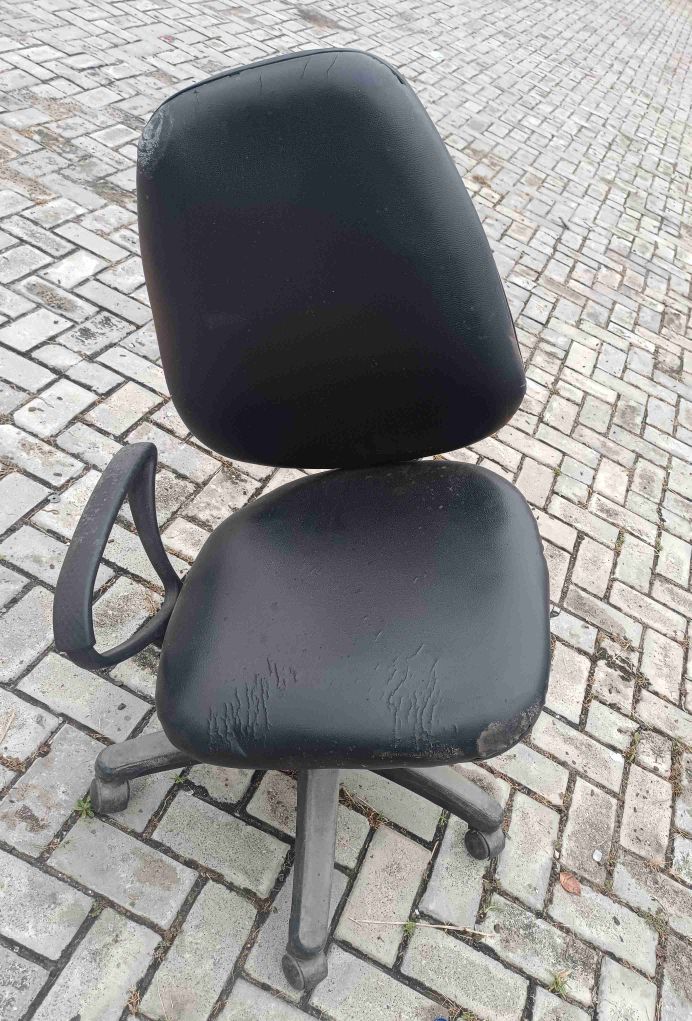 (Qty: 1)   - Swivel Chair