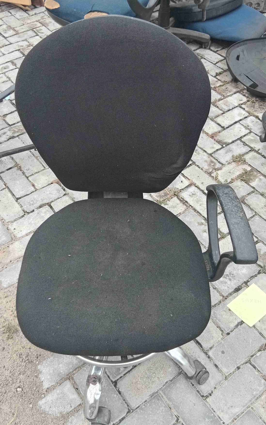 (Qty: 1)   - Swivel Chair